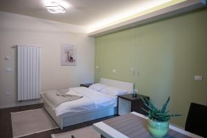 Un pat sau paturi într-o cameră la Hana - Apartments