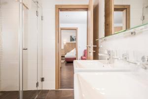 A bathroom at Hotel Kirchlerhof