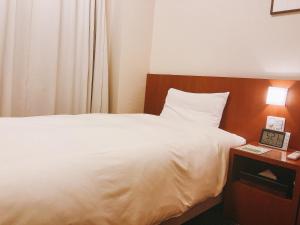 Dormy Inn Kanazawa Natural Hot Spring客房内的一张或多张床位