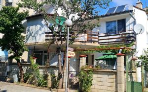 巴尔奇克Fema Guest House的前面有路灯的建筑物