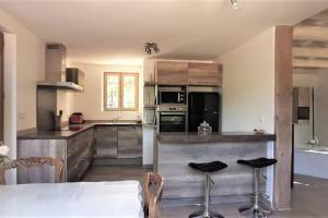 A kitchen or kitchenette at Mas de la Chêneraie Blanche, Maison de vacances avec piscine en Luberon