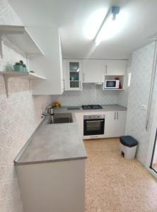 Kuchyňa alebo kuchynka v ubytovaní Precioso apartamento en la playa de Bellreguard