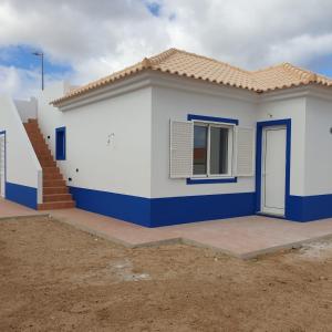 uma pequena casa está pintada de branco e azul em Casa Azul em Porto Santo