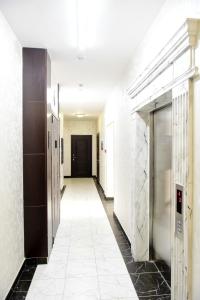 een gang van een gang met bij Apartment with Terrace-Апартаменты с террасой, ЭКСПО, Mega Silky Way in Astana