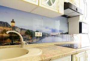 een keuken met een wastafel en een groot raam bij Apartment with Terrace-Апартаменты с террасой, ЭКСПО, Mega Silky Way in Astana +39 foto's