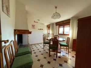 cocina con mesa y sillas y comedor en Casa Panorama, en Posada