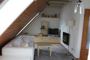 - un salon avec un canapé blanc et une télévision dans l'établissement Kandelblick, à Teningen