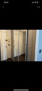 een spiegelbeeld van een kamer met twee deuren bij Appartement avec piscine privée in Cagnes-sur-Mer