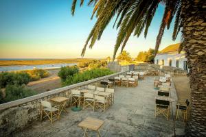 un ristorante con tavoli e sedie vicino alla spiaggia di Forte De Sao Joao Da Barra a Cabanas de Tavira