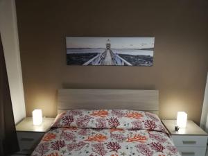 Ένα ή περισσότερα κρεβάτια σε δωμάτιο στο APPARTAMENTO CORALLO with PRIVATE GARDEN