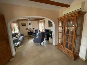 salon z kanapą, stołem i krzesłami w obiekcie Villa Alexandra Calpe w mieście Calpe