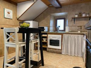 Η κουζίνα ή μικρή κουζίνα στο El Apartamentin - en el corazón del Parque Natural de Redes