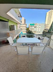 einen weißen Tisch und Stühle auf dem Balkon in der Unterkunft Precioso apartamento en la playa de Bellreguard in Bellreguart