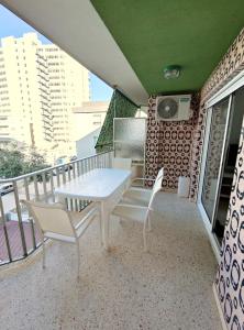 einen weißen Tisch und Stühle auf dem Balkon in der Unterkunft Precioso apartamento en la playa de Bellreguard in Bellreguart