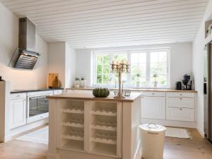 een keuken met een eiland in het midden van een kamer bij Cosy Retreat in Henne Strand-By Traum in Henne Strand