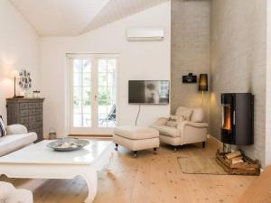een woonkamer met een bank en een tafel bij Cosy Retreat in Henne Strand-By Traum in Henne Strand