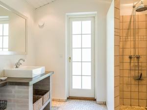 een badkamer met wastafel en douche bij Cosy Retreat in Henne Strand-By Traum in Henne Strand +14 foto's