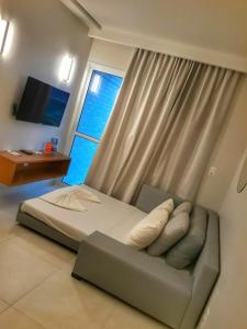 Schlafzimmer mit einem Bett, einem Fenster und einem TV in der Unterkunft Salinas Exclusive Resort 2 Quartos in Salinópolis