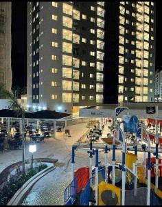 ein Spielplatz mit Tischen und Stühlen und ein großes Gebäude in der Unterkunft Salinas Exclusive Resort 2 Quartos in Salinópolis