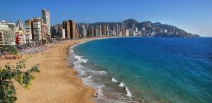 plaża z ludźmi i budynkami i oceanem w obiekcie Holiday Apartment Torres Montecarlo w mieście Benidorm