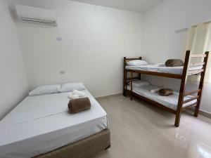 Ein Etagenbett oder Etagenbetten in einem Zimmer der Unterkunft Pousada Pura Vida