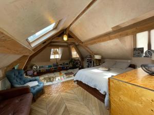 - une chambre avec un lit et un bureau dans l'établissement La Petite Sirène, à Trouville-sur-Mer