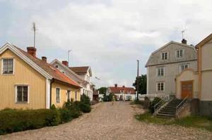 un grupo de casas en un camino de tierra en Rosendahl en Ålem