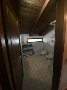 a bathroom with a toilet and a window at Residence Garibaldi bilocale e monolocale in centro a Foligno terzo e quarto piano in Foligno +14 photos