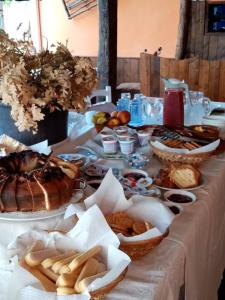 una mesa con pan y cestas de comida. en La casa nel bosco, en Tortorella