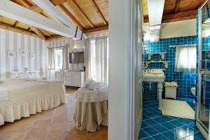 a large room with a bed and a bathroom at Domus Corallia-Luxury Rooms in Porto Rotondo