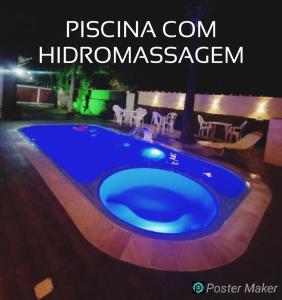 una grande piscina blu in un cortile di notte di Vale do Pontal Angra ad Angra dos Reis