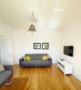 a living room with a couch and a tv at Apartment Eva Kali in Kali
