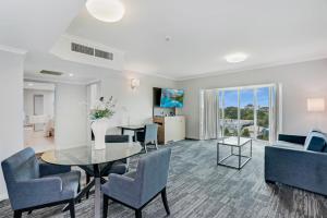 TV a/nebo společenská místnost v ubytování Cairns Sheridan Hotel