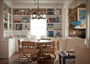 - une salle à manger avec une table et des chaises dans l'établissement The Tides Beach Club, à Kennebunkport