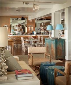 Χώρος καθιστικού στο The Tides Beach Club