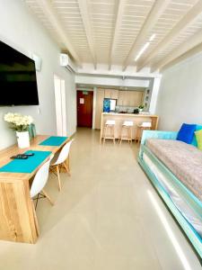 1 dormitorio con cama, mesa y cocina en Apartamento Edificio Bahia Fragata en San Andrés