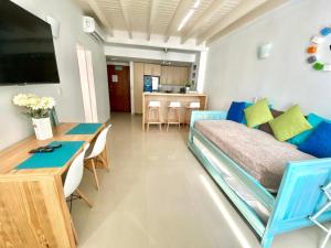a living room with a bed and a dining room at Apartamento Edificio Bahia Fragata in San Andrés