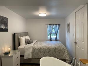 1 dormitorio con cama y ventana en By the Bay Cottages, en Stanhope