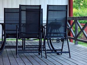 deux chaises noires assises au-dessus d'une terrasse dans l'établissement 4 person holiday home in ESKILSTUNA, à Eskilstuna