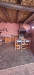 ein Esszimmer mit einem Tisch und Stühlen in einem Zimmer in der Unterkunft Hosteria La Estacion in Tilcara