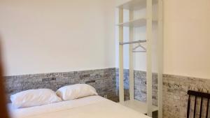 ein Bett mit zwei Kissen darauf in einem Zimmer in der Unterkunft Shallow Beach in Búzios + 44 Fotos