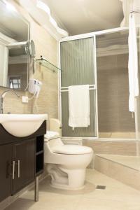 uma casa de banho com um WC, um lavatório e um chuveiro em La Casa Blanca Hotel em Buenaventura