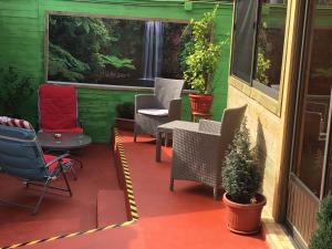 d'une terrasse avec des chaises et une cascade près de la fenêtre. dans l'établissement Abundia Hotel Boutique de Turismo, à Pelluhue