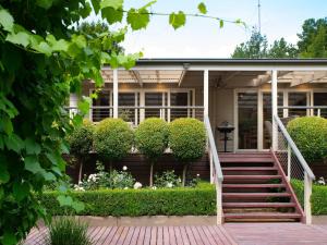 una casa con una escalera que conduce al porche delantero en The Carlisle, en Daylesford