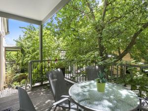 un patio con mesa y sillas en una terraza en Villa Sorelle en Daylesford