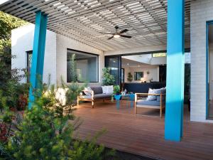 戴爾斯福特的住宿－南阿里納斯度假屋，庭院设有木甲板和天花板