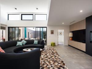 デイルスフォードにあるArenas South- 3 bedroom, 2 bathroom homeのソファとテーブルのあるリビングルーム