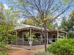 Casa de madera con porche y árbol en Margies on Mt Franklin 8 minutes from Daylesford, en Hepburn Springs