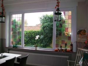 a window with stained glass in a kitchen at B&B Bru-Beauline in Bruges