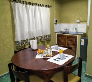 einem Holztisch mit einem Teller Essen drauf in der Unterkunft MI CASA APARTS in Tunuyán